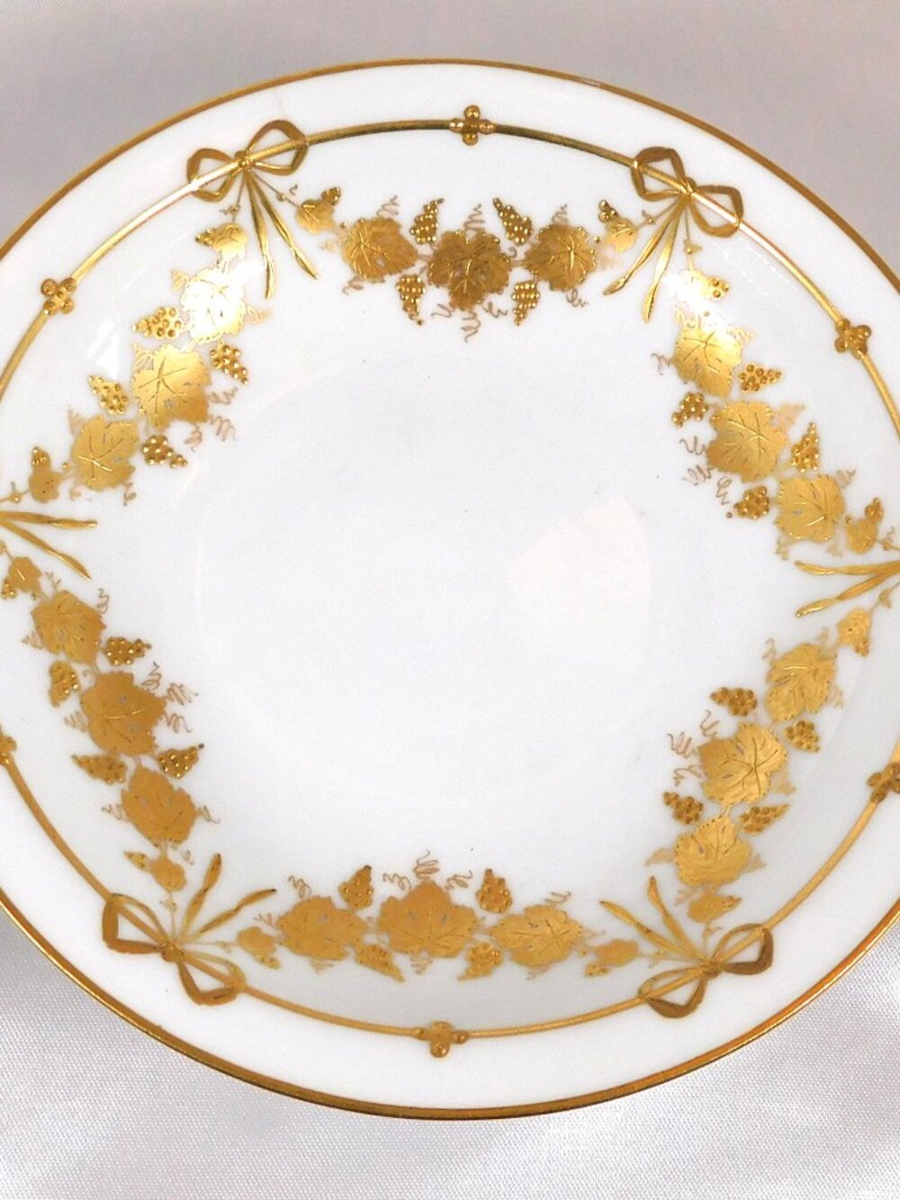 White Rosenthal Bowl with Grapes and Bows # 25620